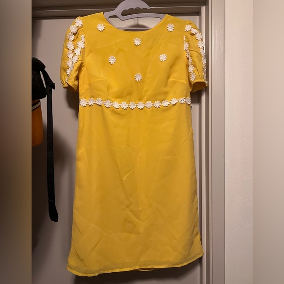 ModCloth “How Sweet It Is” Yellow Short Sleeve Shift Dress 0 - Picture 2 of 6
